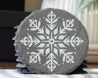 Posavasos de pizarra con copos de nieve / Posavasos de invierno grabados con láser / Decoración navideña rústica / Regalos navideños hechos a mano