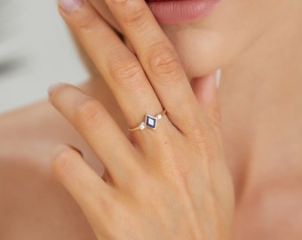 Sozuer Triangle Gold Ring with Zircon Edge - Versatile for Daily & Special Occasions