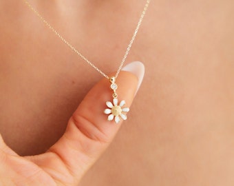 Flower Patterned Minimalist Gold Necklace, Daisy Flower Gold Patterned Necklace