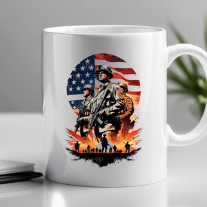 Op de afbeelding: Een witte keramische koffiemok met een afbeelding van drie soldaten die voor een Amerikaanse vlag staan. De soldaten houden geweren vast en dragen camouflage-uniformen. De vlag is rood, wit en blauw en heeft een verweerde uitstraling. De achtergrond is een witte mok.
