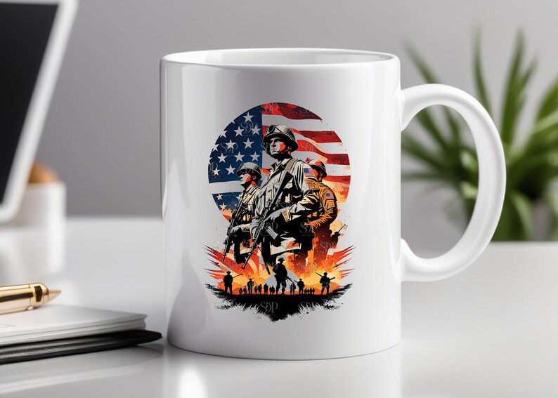 Op de afbeelding: Een witte keramische koffiemok met een afbeelding van drie soldaten die voor een Amerikaanse vlag staan. De soldaten houden geweren vast en dragen camouflage-uniformen. De vlag is rood, wit en blauw en heeft een verweerde uitstraling. De achtergrond is een witte mok.