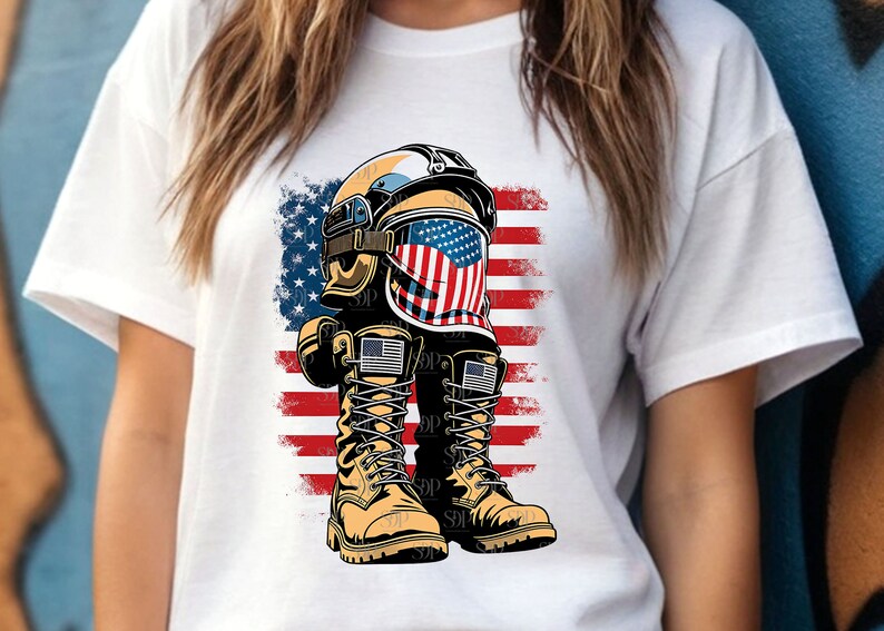 Op de afbeelding: Een wit T-shirt met een afbeelding van een militaire helm met een Amerikaans vlagontwerp en een paar bruine combatlaarzen.