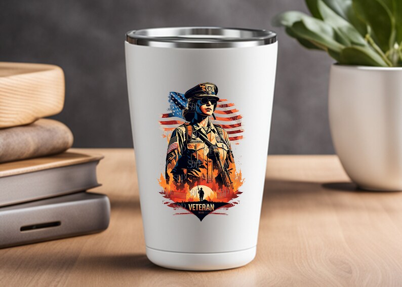 Op de afbeelding: Witte reistumbler met een afbeelding van een vrouwelijke soldaat in militaire uniform die voor een Amerikaanse vlag staat met de tekst "Veteran" eronder.
