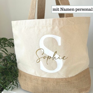 Einkaufstasche mit Buchstaben und Namen bedruckt. Die Personalisierte Einkaufstasche mit Initialen ist das perfekte Geschenk. Bestelle die Stofftasche mit Jute noch heute.