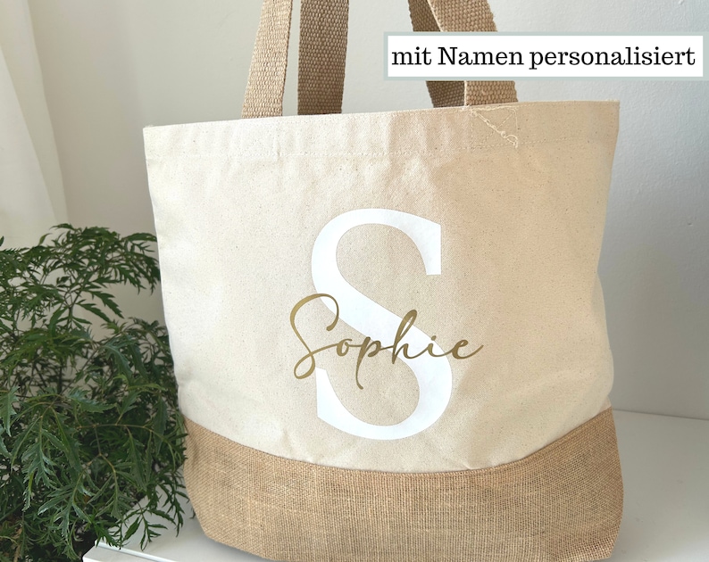 Einkaufstasche mit Buchstaben und Namen bedruckt. Die Personalisierte Einkaufstasche mit Initialen ist das perfekte Geschenk. Bestelle die Stofftasche mit Jute noch heute.