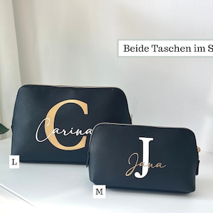 Kosmetiktasche mit Namen und Buchstabe personalisiert in schwarz aus Kunstleder, Namen Schminktasche Initialen beplottet im Set Kulturtasche