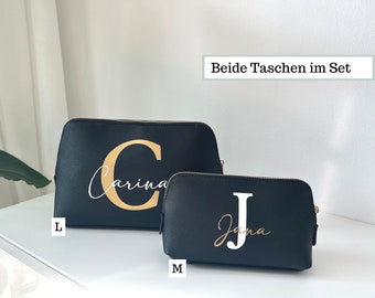 Kosmetiktasche mit Namen und Buchstabe personalisiert in schwarz aus Kunstleder, Namen Schminktasche Initialen beplottet im Set Kulturtasche