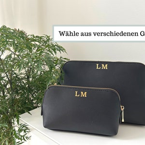 Personalisierte Kosmetiktaschen mit Initialen und Anfangsbuchstaben aus Kunstleder. Die Schminktasche ist perfekt als Geschenk zu Weihnachten und Geburtstag für jede Frau.