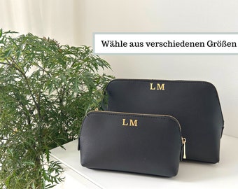 Kosmetiktasche mit Initialen personalisiert in schwarz aus Kunstleder, Buchstaben Schminktasche Initial beplottet Set mit Anfangsbuchstaben