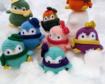 Pinguino di peluche all'uncinetto fatto a mano: disponibile in colori personalizzati e versione Pride - ideale per baby shower, come regalo o per decorare la casa.