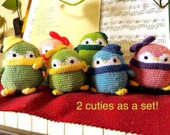 Set di due giocattoli a forma di pinguino all'uncinetto - Amigurumi REALMENTE FATTI A MANO, colori personalizzati