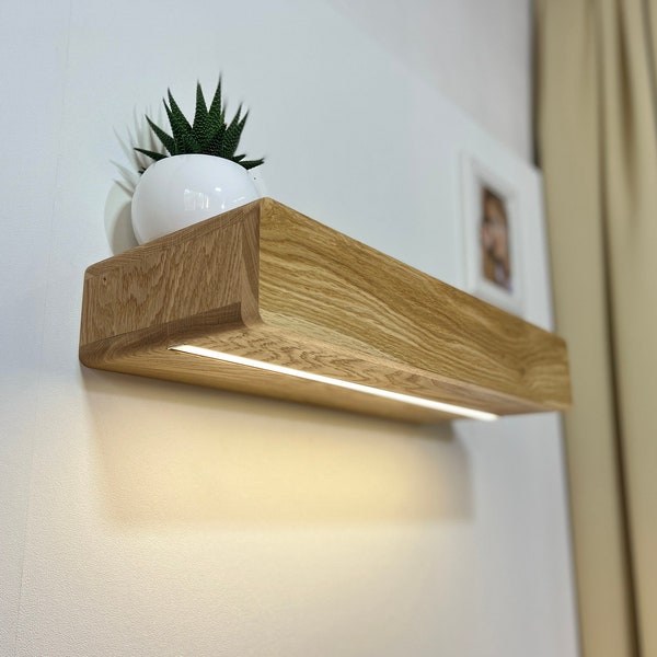 Versatile floating wall shelf made of oak, equipped with a touch-sensitive LED lamp, wireless charging, and a magnet, smart shelf