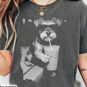 Comfort Colors Funny Schnauzer Drinking Iced Coffee Shirt, Vintage Dog Sweatshirt, Schnauzer Shirt, Dog Dad Unisex, Dog Lover Shirt Gift imagem 1