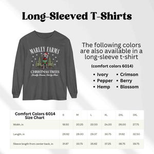 K&ouml;nnte beinhalten: Ein anthrazitfarbenes Langarm-T-Shirt mit einer wei&szlig;en Grafik eines Hundes vor Weihnachtsb&auml;umen. Der Text auf dem Shirt lautet "Marley Farms Christmas Trees Locally Grown, Cut by Paw". Das Shirt ist in verschiedenen Farben erh&auml;ltlich, darunter Elfenbein, Pfeffer, Hanf, Scharlachrot, Beere und Bl&uuml;te. Die Gr&ouml;&szlig;entabelle zeigt die Breite, L&auml;nge und &Auml;rmell&auml;nge in Zoll f&uuml;r die Gr&ouml;&szlig;en S bis 3XL.