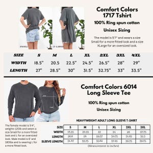 Pu&ograve; includere: Immagine che mostra le tabelle delle taglie per le t-shirt Comfort Colors 1717 e le maniche lunghe 6014. Le tabelle includono misure in pollici per larghezza, lunghezza e lunghezza delle maniche, con taglie dalla S alla 4XL. Le magliette sono in 100% cotone ring-spun e taglie unisex.
