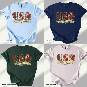 以下が含まれることがあります： ライトブルー、ネイビー、フォレストグリーン、アイスグレーの4枚のTシャツ。各シャツには、赤いバラと「250 YEARS OF SAYING NO TO KINGS」と書かれたバナーが付いた愛国的なデザインで「USA」という文字が描かれています。