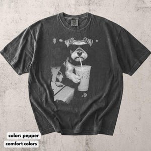 Comfort Colors Funny Schnauzer Drinking Iced Coffee Shirt, Vintage Dog Sweatshirt, Schnauzer Shirt, Dog Dad Unisex, Dog Lover Shirt Gift imagem 4