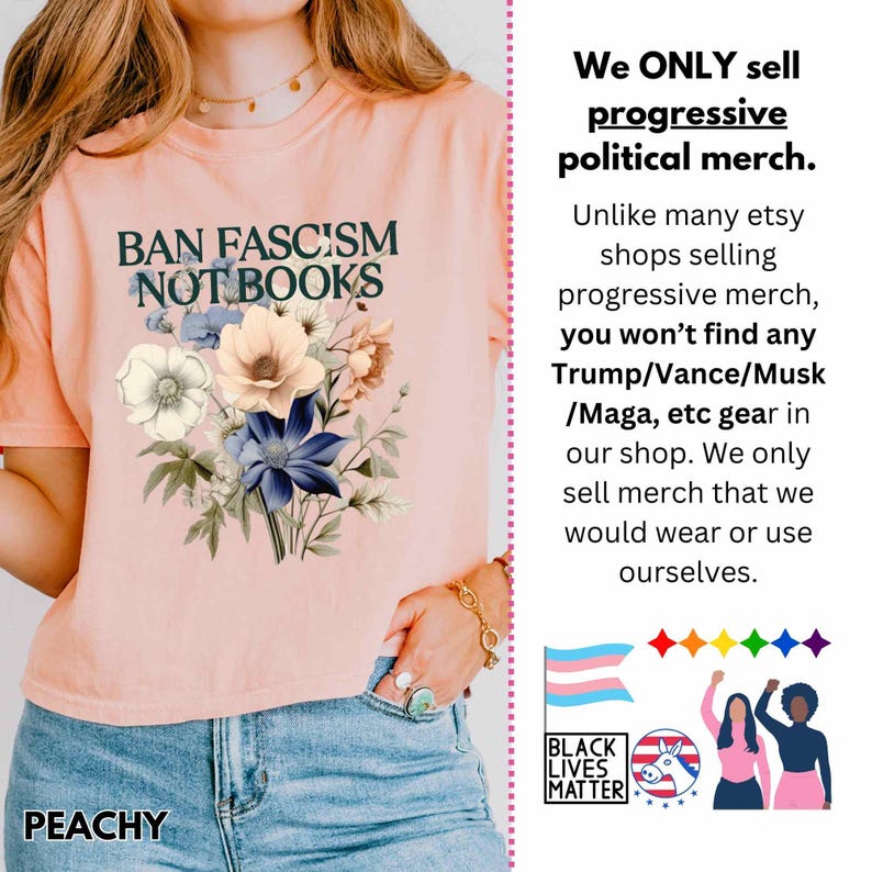 Puede incluir: Camiseta color melocot&oacute;n con el texto "BAN FASCISM NOT BOOKS" sobre un dise&ntilde;o floral. La camiseta tambi&eacute;n tiene la palabra "PEACHY" en la parte inferior. La imagen incluye texto sobre merchandising pol&iacute;tico progresista.