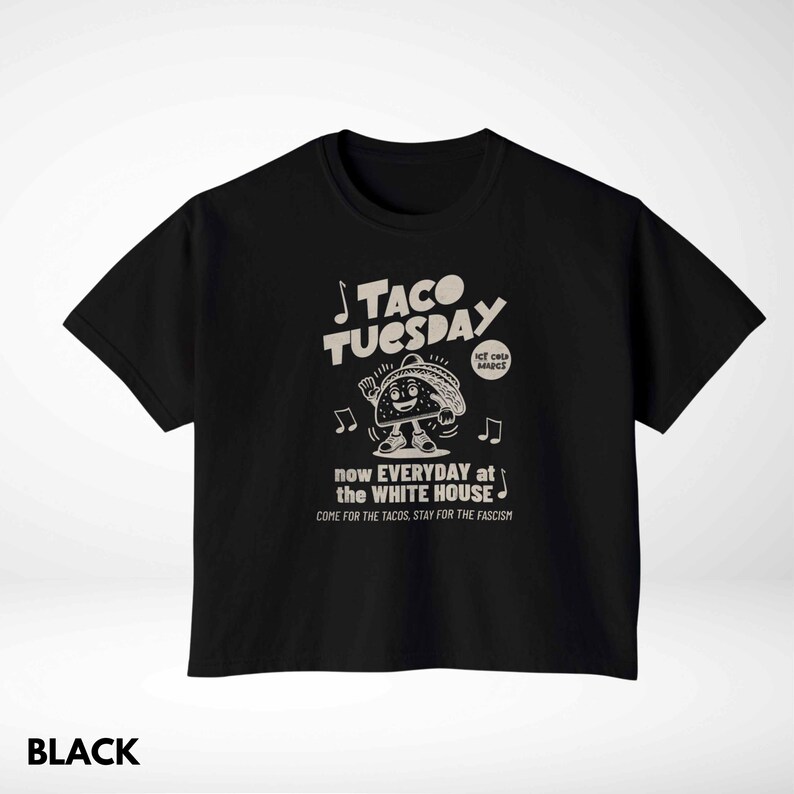 Pode incluir: Camiseta preta com um gr&aacute;fico "TACO TUESDAY" com um personagem de desenho animado de taco e notas musicais. O texto abaixo diz "now EVERYDAY at the WHITE HOUSE" e "COME FOR THE TACOS, STAY FOR THE FASCISM."