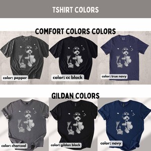 K&ouml;nnte beinhalten: Eine Auswahl an T-Shirts in verschiedenen Farben, darunter Pepper, CC Black, True Navy, Charcoal, Gildan Black und Navy. Jedes Shirt zeigt eine Grafik eines Hundes mit Sonnenbrille und Getr&auml;nk. Der Text "TSHIRT COLORS", "COMFORT COLORS COLORS" und "GILDAN COLORS" ist zu sehen.