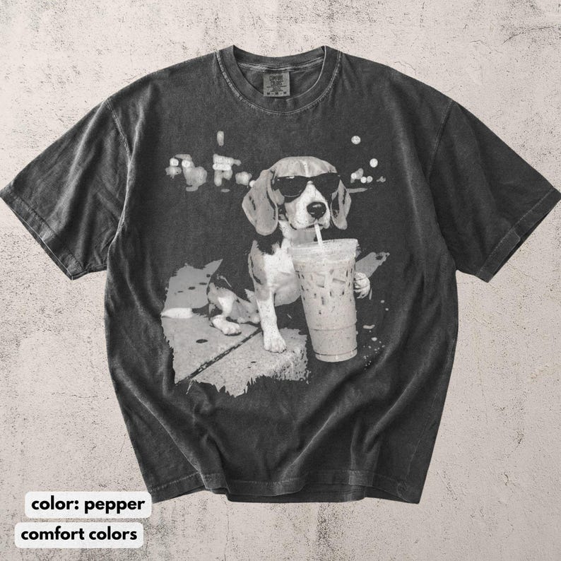 Puede incluir: Camiseta color pimienta con un gr&aacute;fico de un beagle con gafas de sol bebiendo de un gran vaso de caf&eacute; helado. El perro est&aacute; sentado en una repisa. Las palabras "color: pepper" y "comfort colors" est&aacute;n en la parte inferior.