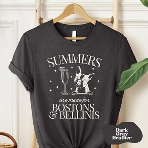 Puede incluir: Camiseta de color gris oscuro jaspeado con un gr&aacute;fico blanco de un bulldog franc&eacute;s mirando un vaso de Bellini con el texto "Summers are made for Bostons & Bellinis".