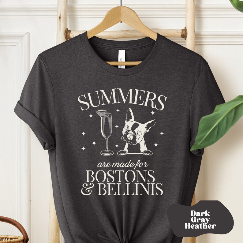Puede incluir: Camiseta de color gris oscuro jaspeado con un gr&aacute;fico blanco de un bulldog franc&eacute;s mirando un vaso de Bellini con el texto "Summers are made for Bostons & Bellinis".