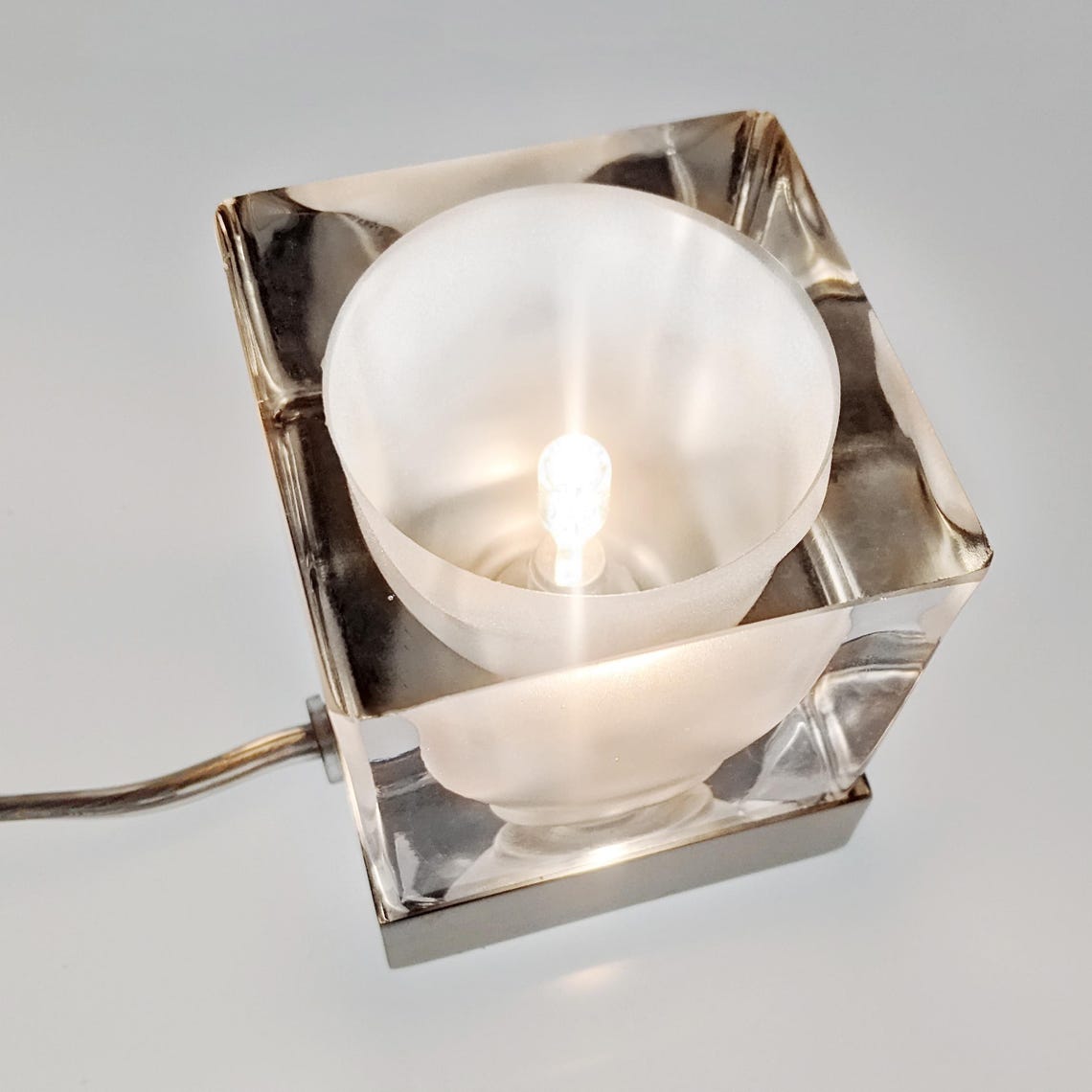 Vintage By What's! Glass Cube Table Lamp – Frosted Inner Shade, G4 Accent Light, 2003, foto 4 di 5