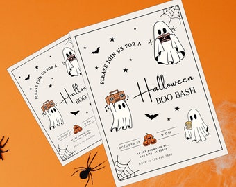 Puede incluir: Dos invitaciones a una fiesta de Halloween con un fantasma y murciélagos sobre un fondo blanco. El texto de las invitaciones dice "Por favor, únase a nosotros para una Halloween Boo Bash" e incluye la fecha, la hora y la ubicación de la fiesta. Las invitaciones están sobre un fondo naranja con telarañas y arañas negras.