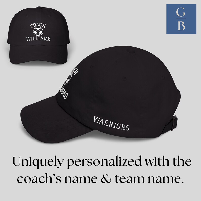 K&ouml;nnte beinhalten: Schwarze Baseballkappe mit wei&szlig;em Text "COACH WILLIAMS" und einem Fu&szlig;ball-Grafik. Auf der Seite der Kappe steht "WARRIORS". Das Bild enth&auml;lt auch den Text "Einzigartig personalisiert mit dem Namen des Trainers und dem Teamnamen."