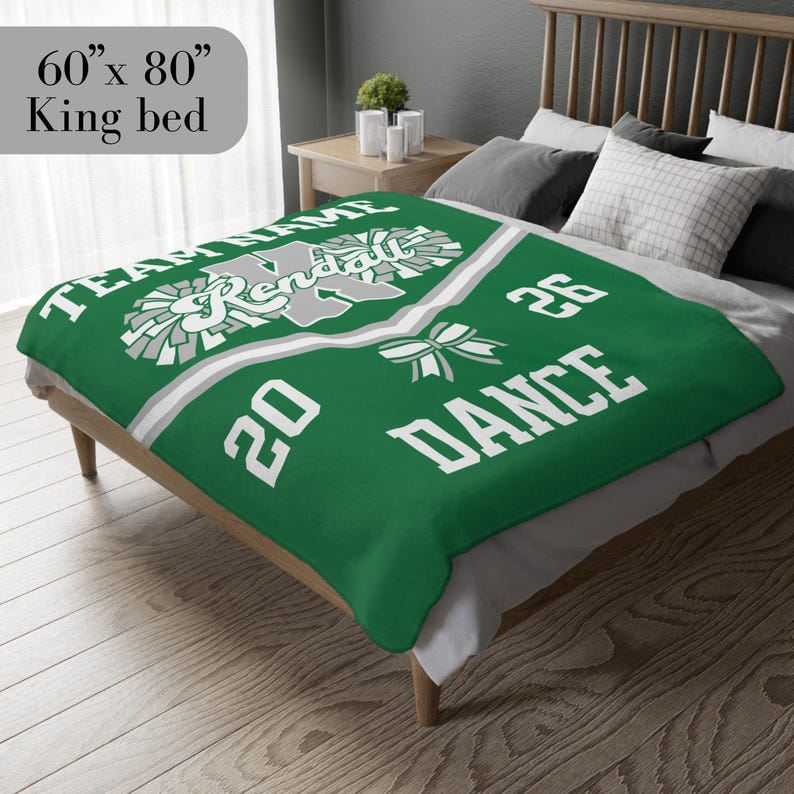 K&ouml;nnte beinhalten: Gr&uuml;n-wei&szlig;e King-Size-Bettdecke mit dem Text "TEAM NAME" und "DANCE". Die Decke hat den Text "Kendall" und die Zahlen "20" und "26". Die Decke misst 152 cm x 203 cm.