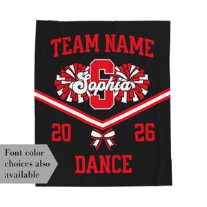 K&ouml;nnte beinhalten: Schwarze Decke mit rotem und wei&szlig;em Design. Enth&auml;lt den Text "TEAM NAME" oben, einen gro&szlig;en roten Buchstaben "S" mit dem Namen "Sophia" in Wei&szlig; und das Wort "DANCE" unten. Die Zahlen "20" und "26" sind ebenfalls sichtbar.