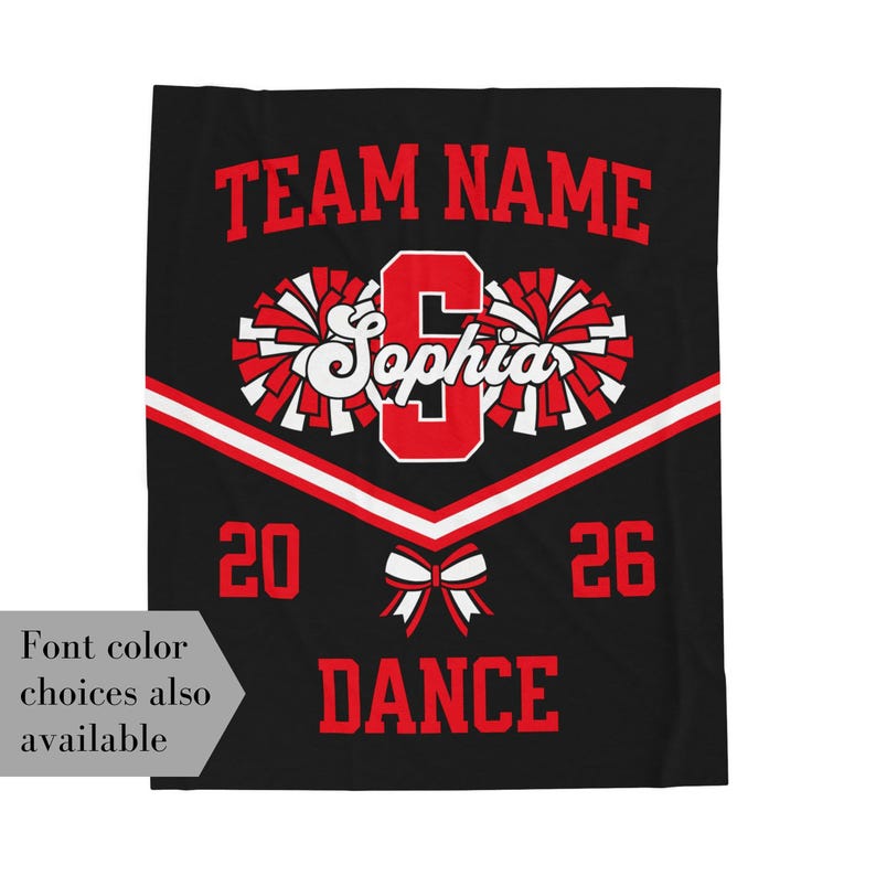 K&ouml;nnte beinhalten: Schwarze Decke mit rotem und wei&szlig;em Design. Enth&auml;lt den Text "TEAM NAME" oben, einen gro&szlig;en roten Buchstaben "S" mit dem Namen "Sophia" in Wei&szlig; und das Wort "DANCE" unten. Die Zahlen "20" und "26" sind ebenfalls sichtbar.