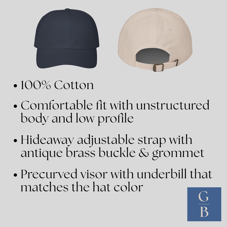 K&ouml;nnte beinhalten: Zwei Baseballkappen, eine marineblaue und eine beige, werden gezeigt. Die marineblaue Kappe wird von vorne, die beige von hinten gezeigt, mit verstellbarem Riemen. Textliche Merkmale sind 100% Baumwolle und ein vorgebogenes Visier. Bequemer Sitz.