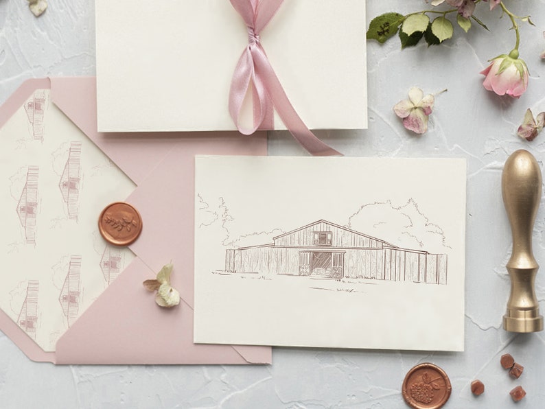 Op de afbeelding: Een roze envelop met een witte binnenenvelop en een witte kaart met een lijntekening van een schuur. De envelop heeft een zegel van was met een bladerenontwerp. De kaart ligt op een wit oppervlak met een gouden stempel en een roze lint.