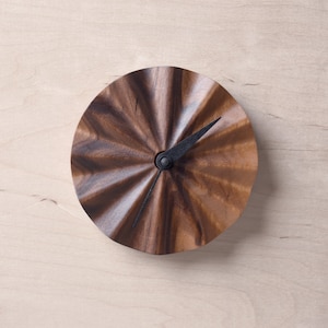 Reloj de madera tallada, nogal o fresno (ISMAEL)