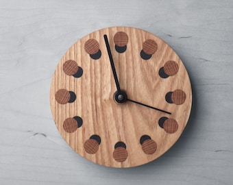 Orologio in legno con intarsi lunari, frassino, noce e rovere (NAOMI)