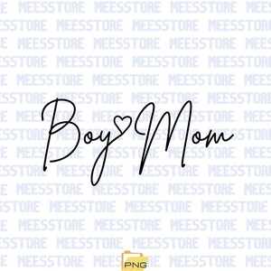 以下が含まれることがあります： 「Boy Mom」という単語が、小さなハートを挟んで黒と白の筆記体で書かれています。