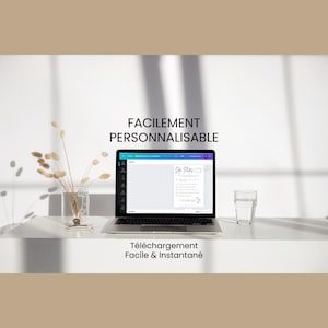 May include: A laptop computer displaying a document with the text 'Day Plans' on a white background. The laptop is on a white surface with a glass of water and dried flowers in a vase. The text 'FACILEMENT PERSONNALISABLE' is above the laptop and the text 'Téléchargement Facile & Instantané' is below the laptop.