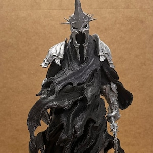 Statua da collezione del Re Stregone di Angmar - Figura artigianale da 36 cm / Decorazione in materiale PLA ecologico