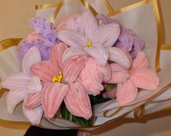 Ramo de flores hecho a mano con limpiapipas, lirios, rosas, lavanda y tulipanes. Regalo de aniversario, Día de la Madre, para ella.