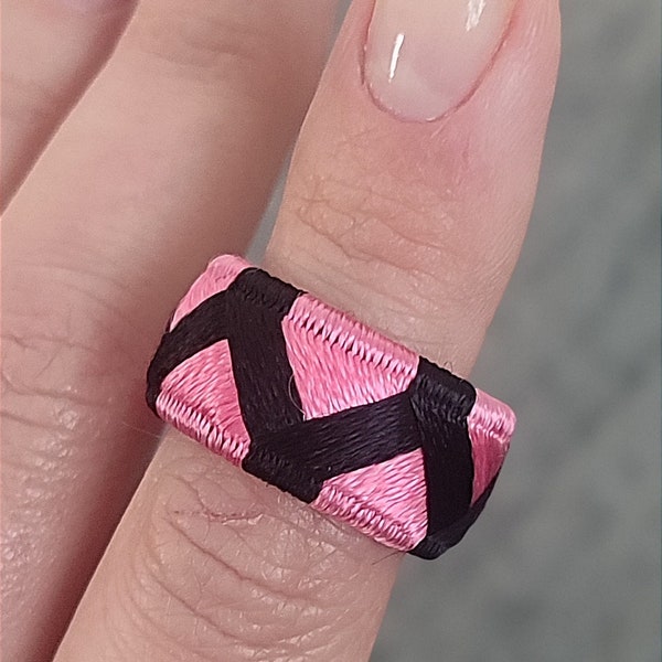 Pinker Dreiecksring aus Seide, japanischer Yubinuki-Fingerhut, LGBTQ Schmuck
