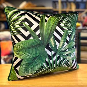 Leaf Pattern Decorative Pillow Cover with Elegant Green Foliage Design, Nature Inspired Cushion Case for Sofa, Bed or Chair Styling