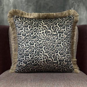 Funda de almohada de terciopelo con estampado de leopardo único con bordes de flecos, estilo rústico, decoración del hogar estilo bohemio, varios tamaños