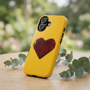 Funda amarilla para iPhone, Samsung Galaxy y Google Pixel con diseño de corazón rojo de píxeles. Regalo retro para gamers: Pixel Art.