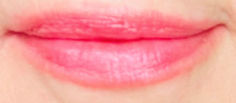 Pu&ograve; includere: Primo piano di labbra con un rossetto rosa chiaro.