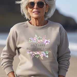 Sweat-shirt pour 95e anniversaire, cadeau de 95 ans béni et aimé, cadeau de célébration de 95e anniversaire de fleurs sauvages aquarelles, cadeau de grand-mère