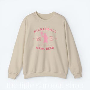 Mama Bear Pickleball met ronde hals | Sweatshirt Pickleball Mom | Pickleball Game-trui | Accessoires augurken | Cadeau voor haar | Cadeau voor moeder afbeelding 2