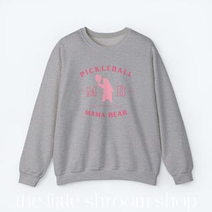 Mama Bear Pickleball met ronde hals | Sweatshirt Pickleball Mom | Pickleball Game-trui | Accessoires augurken | Cadeau voor haar | Cadeau voor moeder afbeelding 3