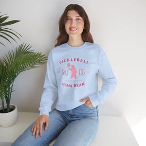 Mama Bear Pickleball met ronde hals | Sweatshirt Pickleball Mom | Pickleball Game-trui | Accessoires augurken | Cadeau voor haar | Cadeau voor moeder afbeelding 7
